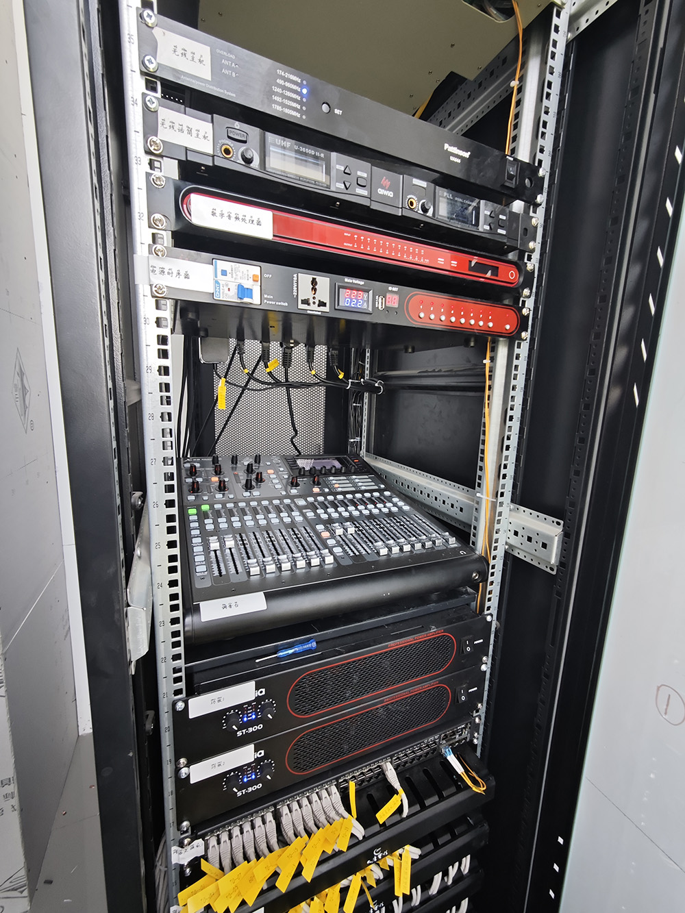 第4题_吴坤霖_20250418_机柜照片_2.jpg 第4题_吴坤霖_20250418_机柜照片_2.jpg